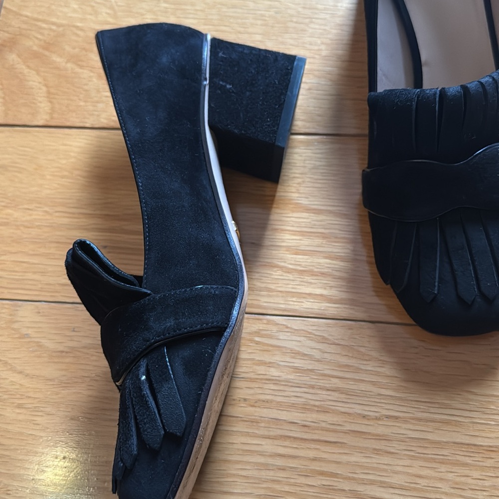Gucci Women's Black Flats with Gold Buckle - Picture 4 of 5